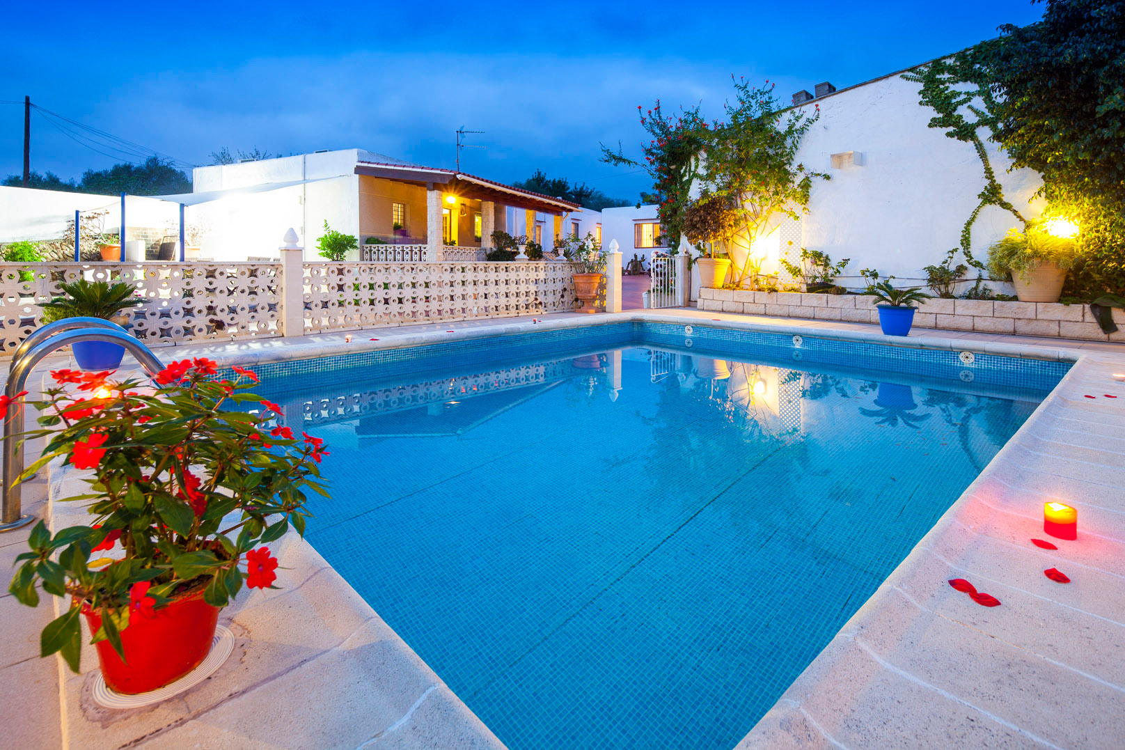 Zona piscina en una villa en Ibiza